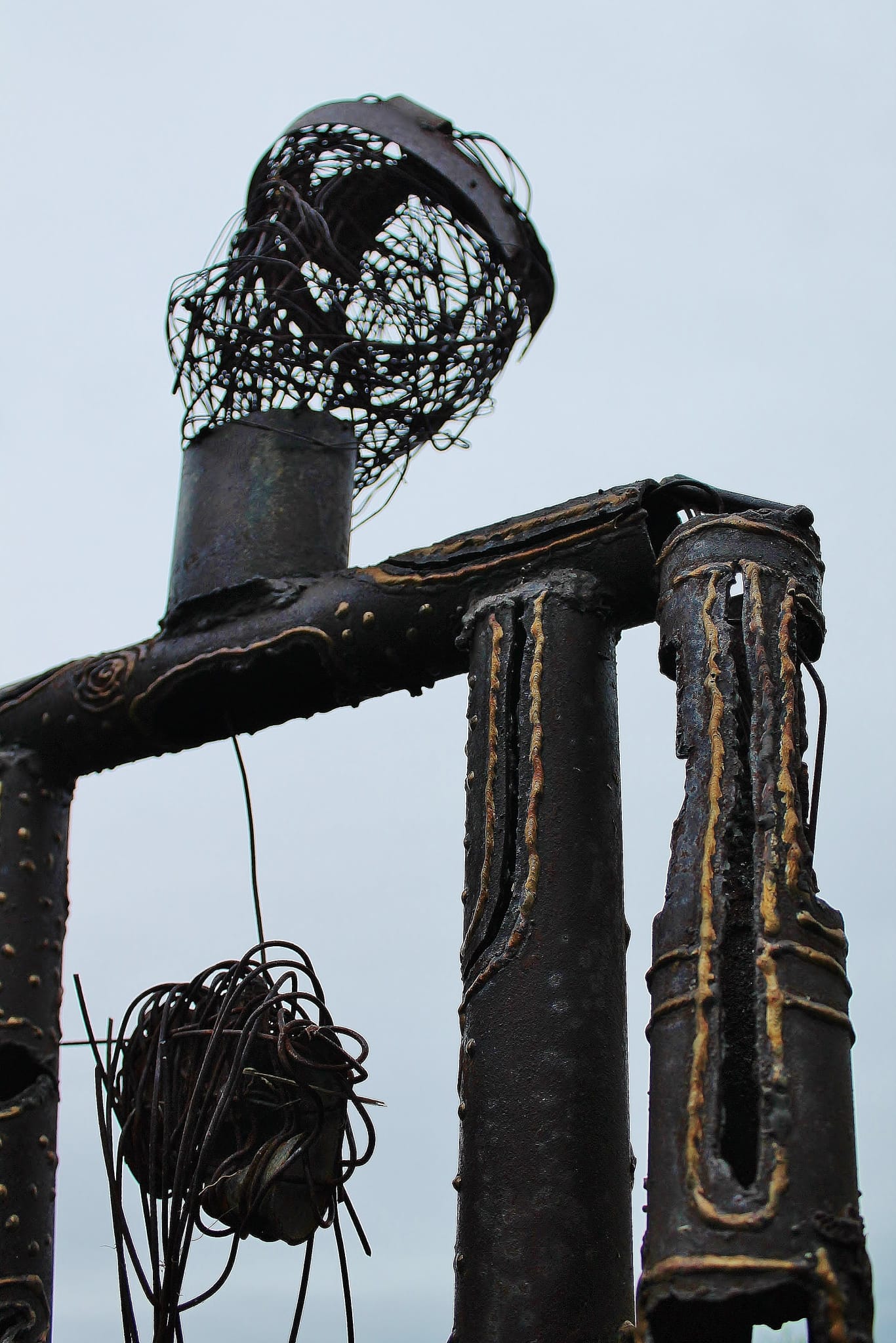 Diego Santamaria con una delle sue sculture in metallo